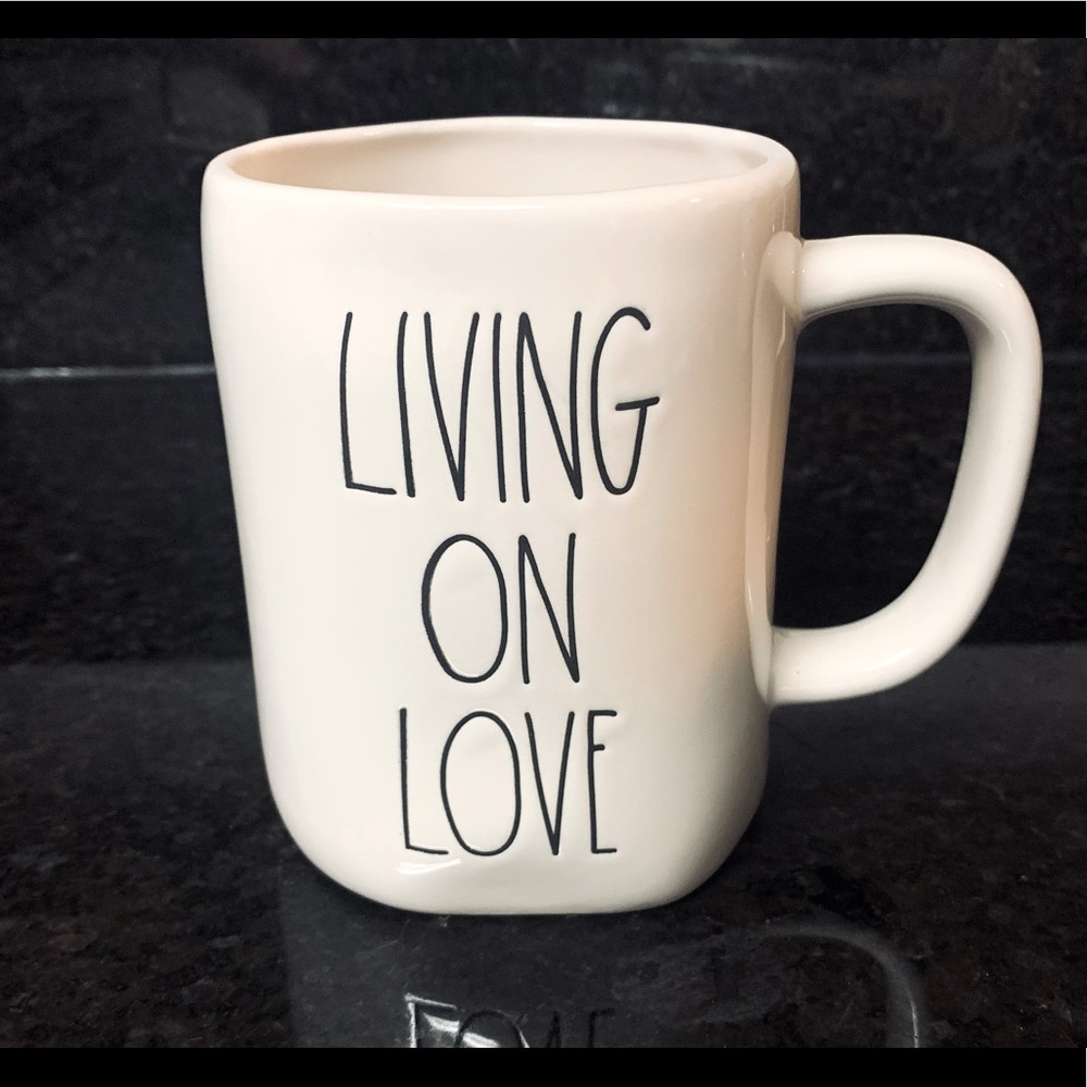 RAE DUNN-Mug “Living on Love” 💗
